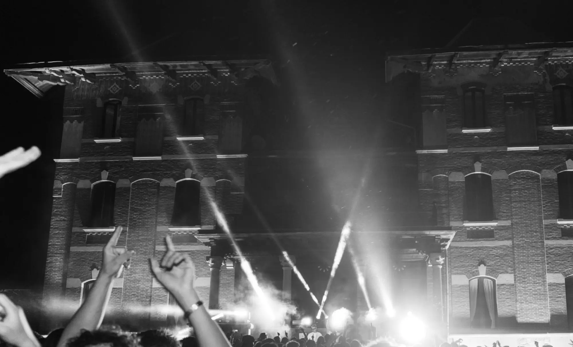 Mani alzate davanti al palco di un evento Giovani e Futuro