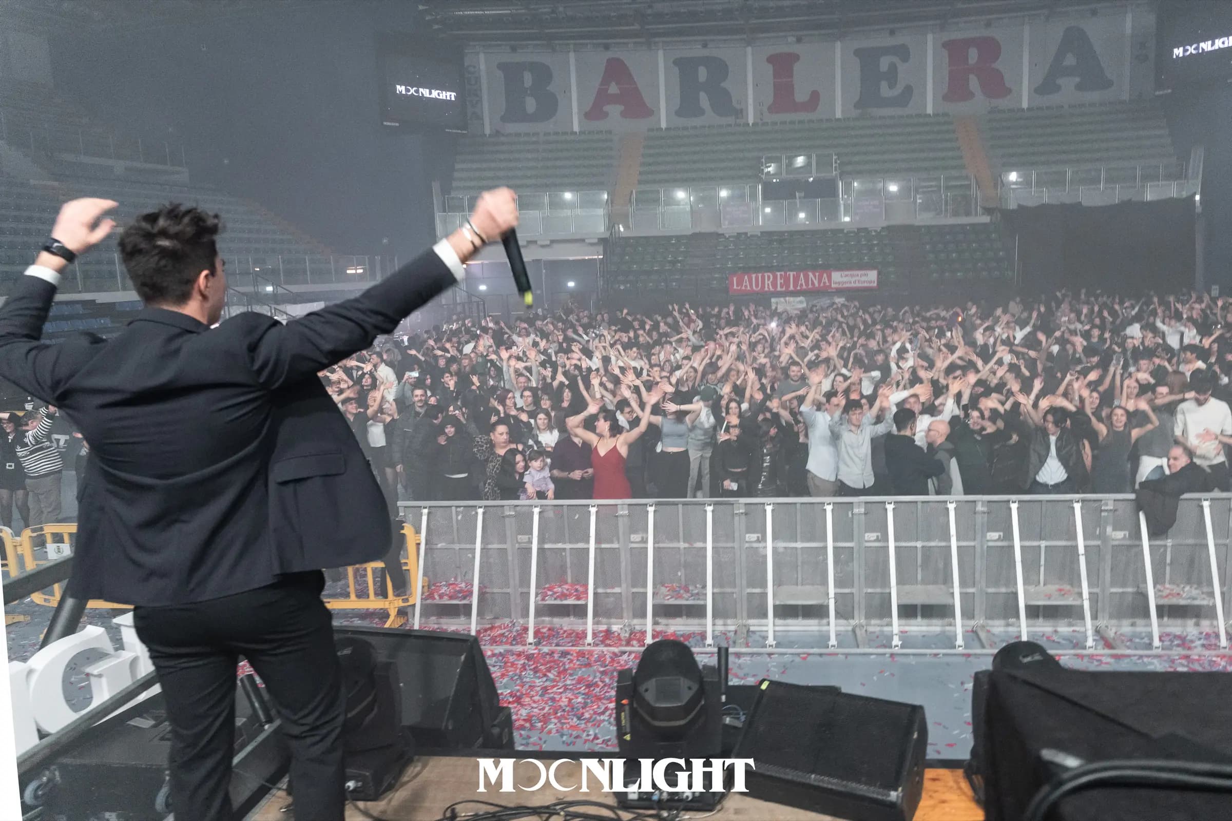Il presidente sul palco del Ballo di fine anno davanti a migliaia di ragazzi